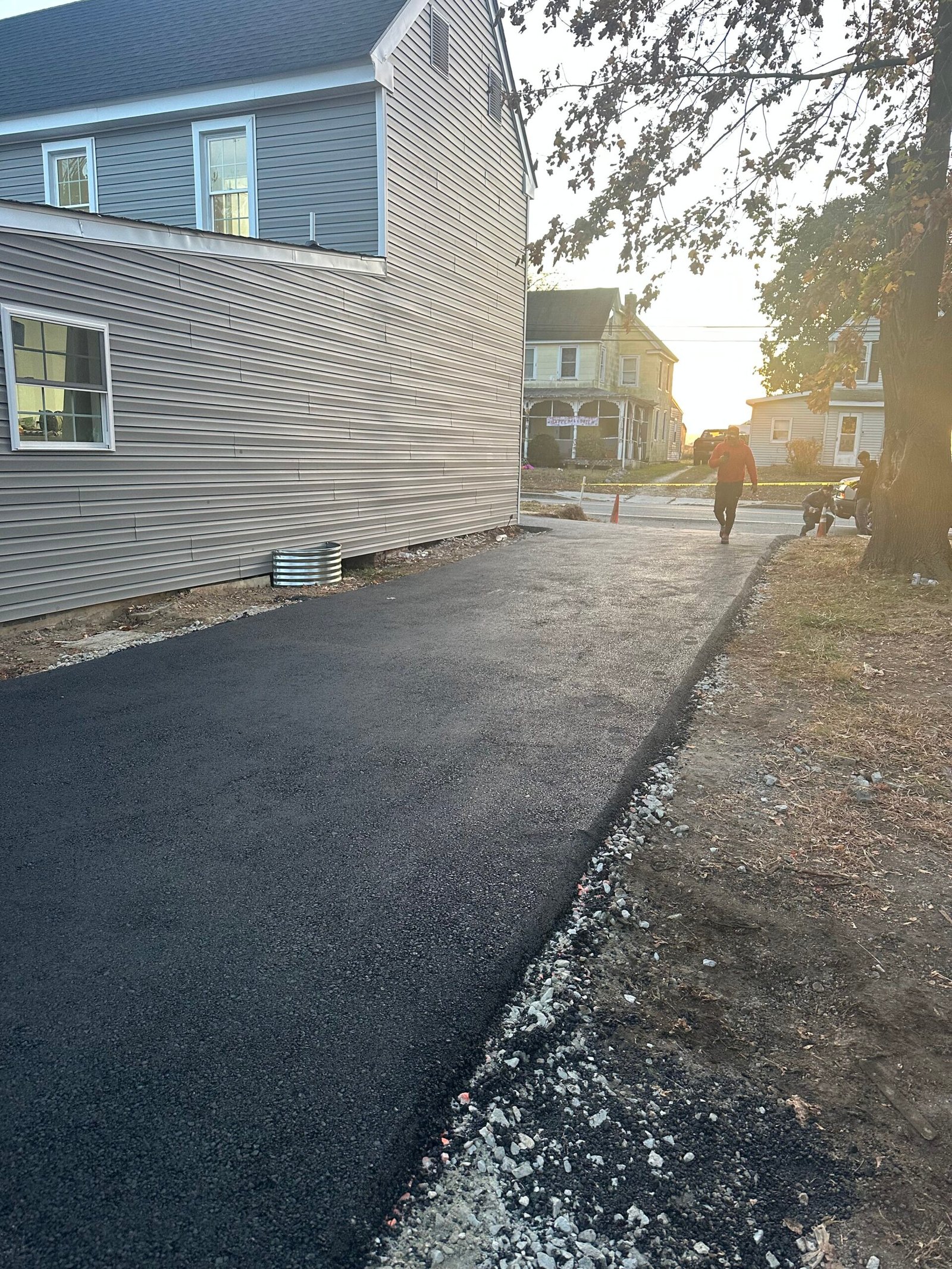 Residential asphalt paving with clean edge finishing
